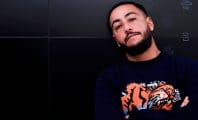 Lacrim sort fièrement un gun de sa sacoche