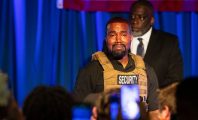 Kanye West fond en larmes lors de son premier meeting