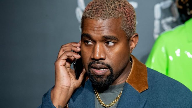 Kanye West se soulage sur son Grammy pour provoquer les maisons de disque