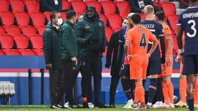 PSG-Basaksehir : Demba Ba interpelle l’arbitre accusé d’être raciste, le match s’arrête