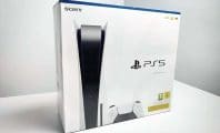 Un homme commande la PS5 et reçoit un carton avec une bouteille d'eau