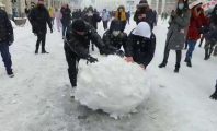 Espagne: la tempête Filomena provoque une bataille de neige géante