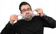 Un homme piège des inconnus avec son faux masque