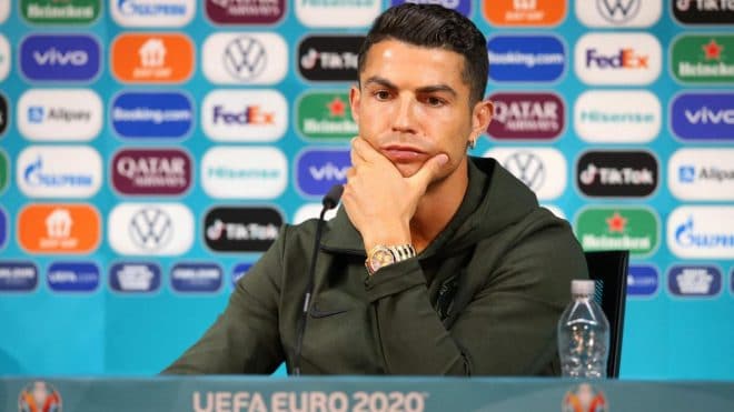 Cristiano Ronaldo gâche une publicité Coca-Cola lors d’une conférence de presse
