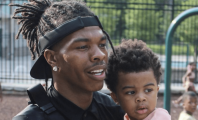 Lil Baby offre des fournitures scolaires et des ordinateurs aux enfants de son propre quartier