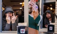 Eminem surprend ses fans en leur servant des spaghettis au restaurant