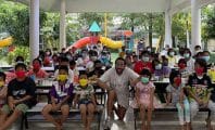 Lacrim vient en aide à des orphelins en Thaïlande en distribuant des cadeaux