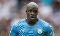 Benjamin Mendy distribue de la nourriture à des enfants devant un supermarché