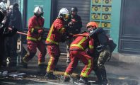 Une manifestante s'en prend physiquement à un pompier lors du défilé du 1er mai