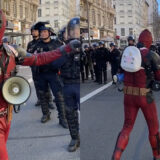 Un homme déguisé en Deadpool défie les CRS en pleine manifestation