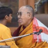 Le Dalaï-Lama regrette d'avoir demandé à un garçon de lui « sucer la langue »