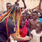 6ix9ine poursuivi en justice par sa Banque, il distribue de l'argent en Ouganda