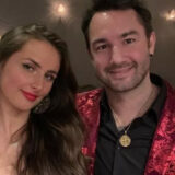 Rabaissée par un groupe de riches clients, une serveuse est défendue par son patron