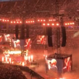 Soprano apporte son soutien aux grévistes lors de son concert au Stade de France