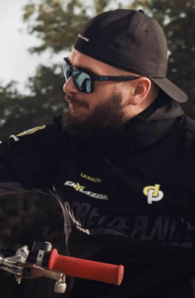 Jul donne le nom de son prochain album et demande de l'aide à ses fans
