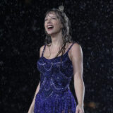 Taylor Swift manque de s'étouffer avec un insecte en plein concert