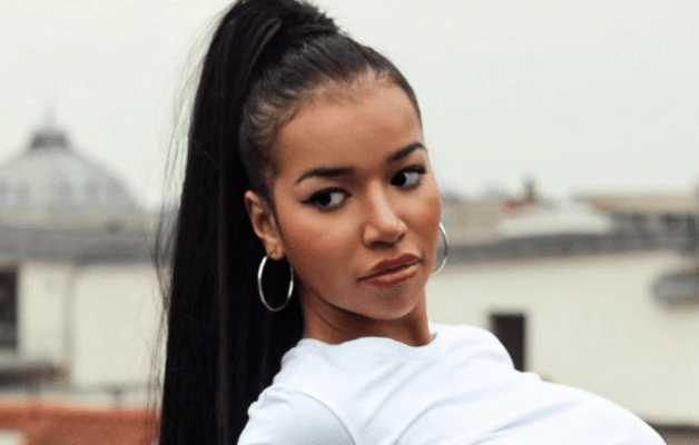 Ruby Nikara avoue avoir « vendu son âme » pour percer