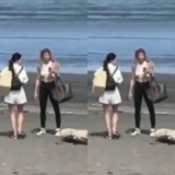 Une influenceuse fait semblant de ramasser des déchets et les laisse sur une plage