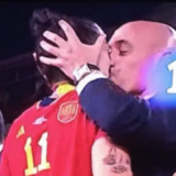 Coupe du monde : le président de la fédération espagnole embrasse une joueuse malgré elle