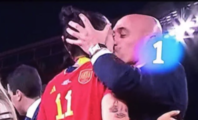 Coupe du monde : le président de la fédération espagnole embrasse une joueuse malgré elle