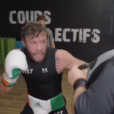 Conor McGregor s'entraîne pour son combat dans un Fitnesspark de Cannes