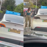 Une femme devient la risée de Toile en mettant le plein à sa Tesla