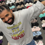 Drake révèle sa collection de soutiens-gorge qu'il a reçu pendant sa tournée actuelle