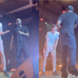 Gims fait monter un spectateur sur scène, qui lui explique s'être trompé en pensant voir Tiakola