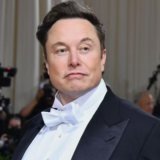 Elon Musk balance des photos intimes de son ex Grimes à son père