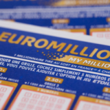 Après avoir gagné des millions au loto, un père de famille change radicalement de vie