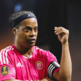 Ronaldinho fait une feinte à l'un de ses fans et amuse la Toile