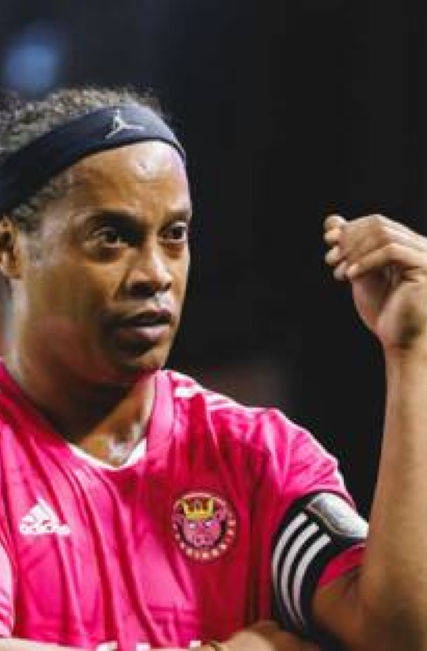 Ronaldinho fait une feinte à l'un de ses fans et amuse la Toile