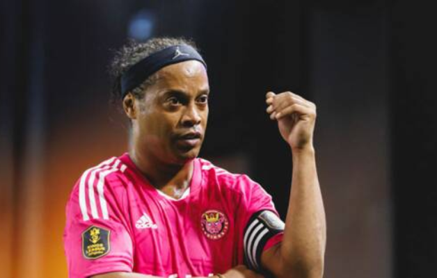 Ronaldinho fait une feinte à l'un de ses fans et amuse la Toile