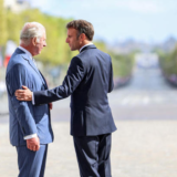 Emmanuel Macron épinglé par les médias anglais pour son geste envers Charles III