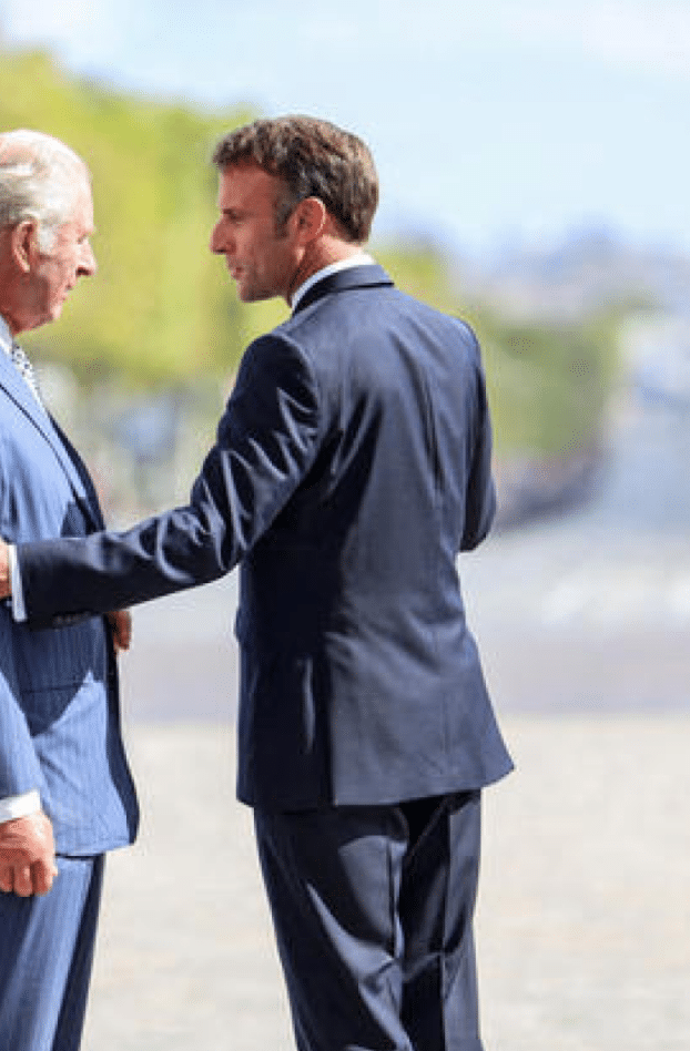 Emmanuel Macron épinglé par les médias anglais pour son geste envers Charles III