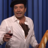Jimmy Fallon se moque de l'invasion des punaises de lit et parodie Emmanuel Macron