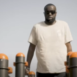 MC Jean Gab'1 (56 ans) livre un entraînement corsé de streetworkout à Gims