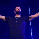 Drake s'engage à financer les frais de scolarité de sept fans présents à son concert
