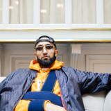 Niro met un coup de pression à une fan en pleine performance