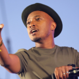 Soprano (44 ans) est le premier rappeur français à utiliser ce dispositif en concert