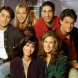 « Nous sommes une famille » : le casting de Friends réagit à la disparition de Matthew Perry