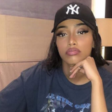 Shay s'affiche dans une tenue transparente et fait le buzz sur la Toile
