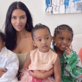 Kim Kardashian engage un homme nounou pour leur donner une figure paternelle