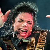 Une veste emblématique de Michael Jackson vendue pour une somme renversante aux enchères
