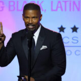 Jamie foxx très remué en évoquant son hospitalisation lors des Critics Choice Association Awards