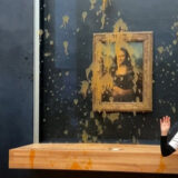 La Joconde aspergée de soupe par des militantes au musée de Louvre