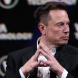 Elon Musk annonce que le premier patient de Neuralink contrôle une souris d’ordinateur par la pensée