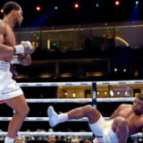Francis Ngannou mis KO par Anthony Joshua en seulement deux rounds