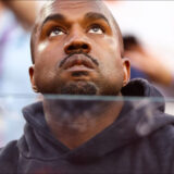 « Les juifs volent tout » : un ancien employé de Kanye West le mène en justice
