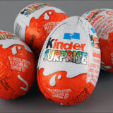 Une fillette de deux ans plonge dans le coma à cause de la verdure cachée dans un Kinder Surprise